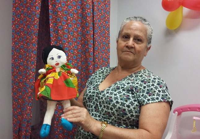 Irene Cândida com uma das bonecas confeccionadas por ela para a Brinquedoteca Irene Cândida com uma das bonecas confeccionadas por ela para a Brinquedoteca